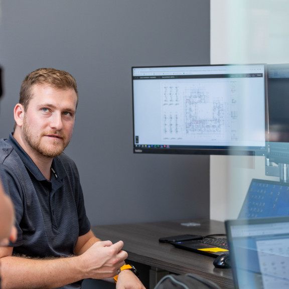 Employe travail ordinateur